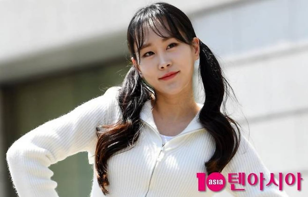 트로트 가수 김의영이 취재진 앞에서 포즈를 취하고 있다. / 사진=텐아시아 DB