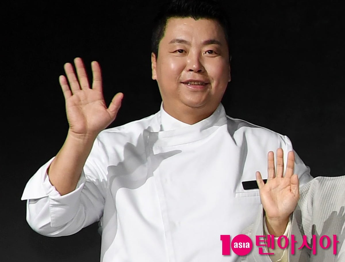 정호영 셰프가 포즈를 취하고 있다./사진=텐아시아DB