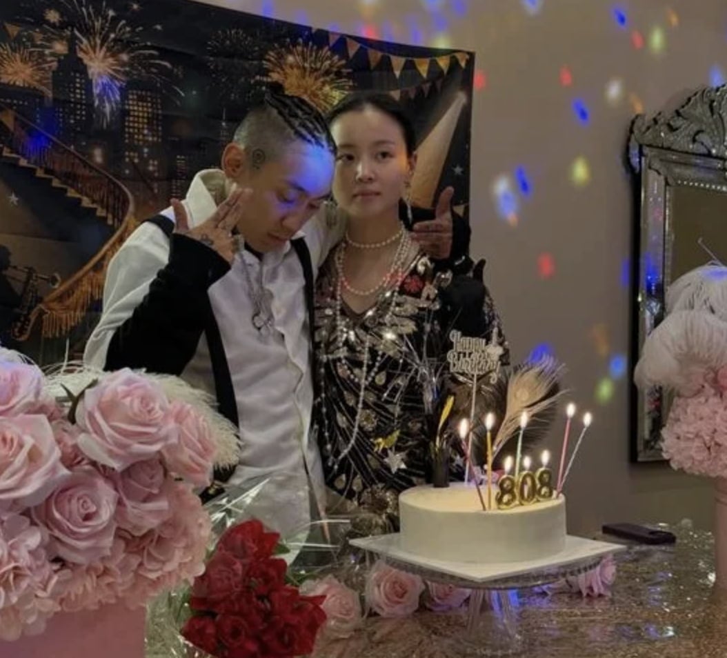 래퍼 도끼와 가수 이하이가 가족과 함께한 생일 파티 현장을 공개했다.
사진=온라인 커뮤니티 갈무리