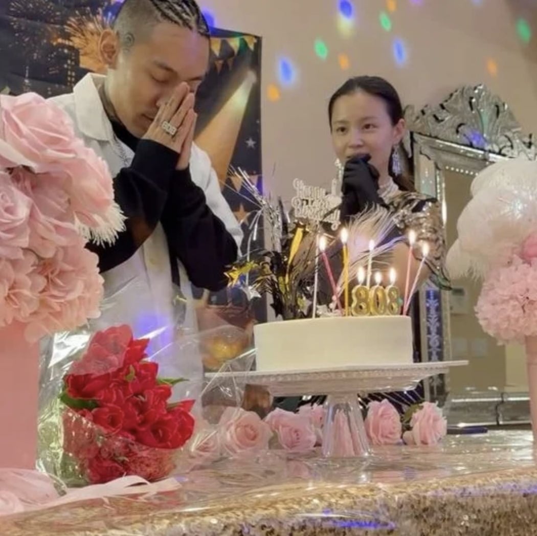 래퍼 도끼와 가수 이하이가 가족과 함께한 생일 파티 현장을 공개했다.
사진=온라인 커뮤니티 갈무리