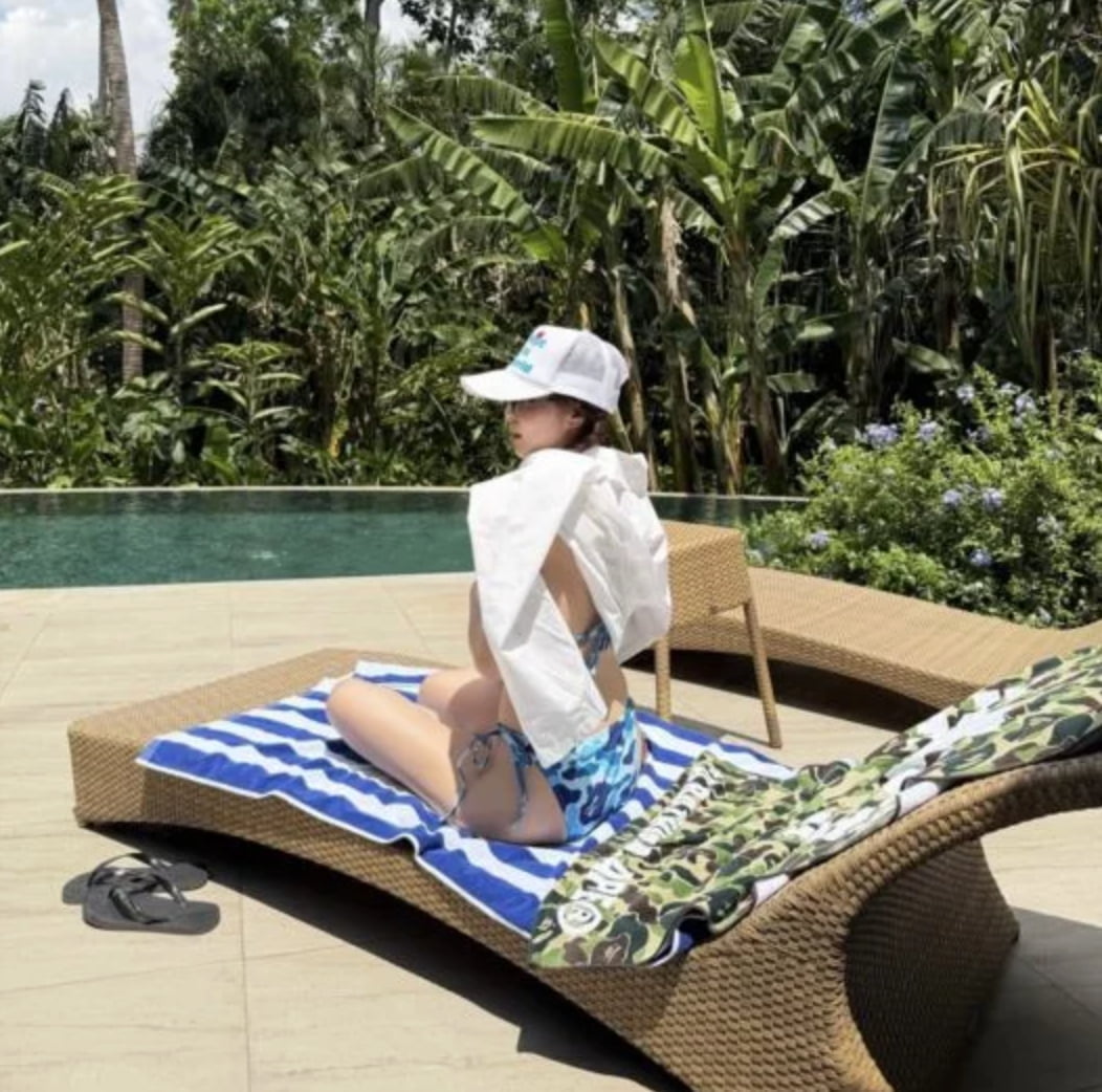 가수 산다라박이 수영장에서 비키니를 입고 뒷태를 과시했다.
사진=가수 산다라박 SNS