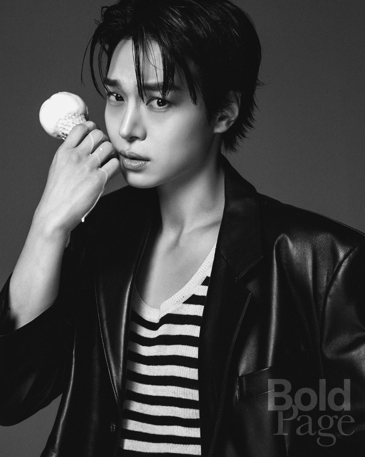 배우 강유석이 화보를 위해 포즈를 취하고 있다 / 사진제공=볼드페이지