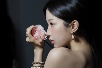 문가영, 구교환과 ♥핑크빛 4개월 만에 깜짝 근황 알렸다…봄과 어울리는 환한 분위기 [화보]