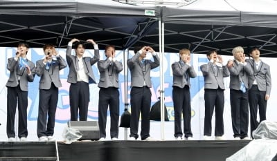 "비와서 오히려 추억"…워너원, 7년 만에 워너블과 월요일 오전 드라마틱한 재회