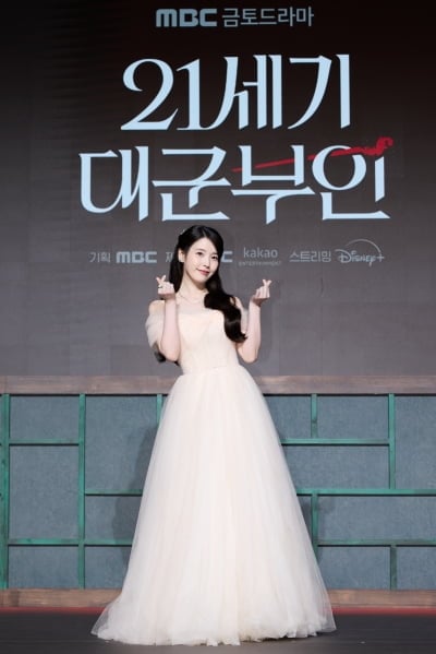 아이유 "업계 1위 타이틀 놓친 적 없어"…변우석과 ♥핑크빛에 당찬 자신감 ('대군부인')