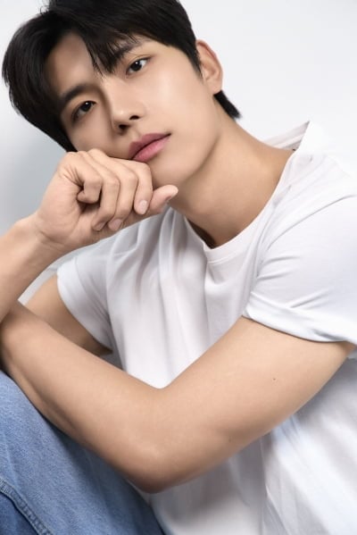 [공식] '솔지5' 윤현제, 배우 지망생이었다…IT 회사원이라더니 김영대 소속사 계약