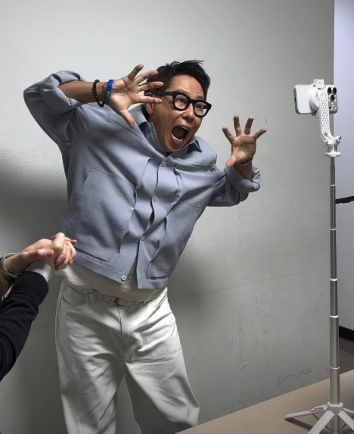 싱어송라이터 윤종신이 릴스 촬영에 한창인 모습. / 사진=윤종신 SNS