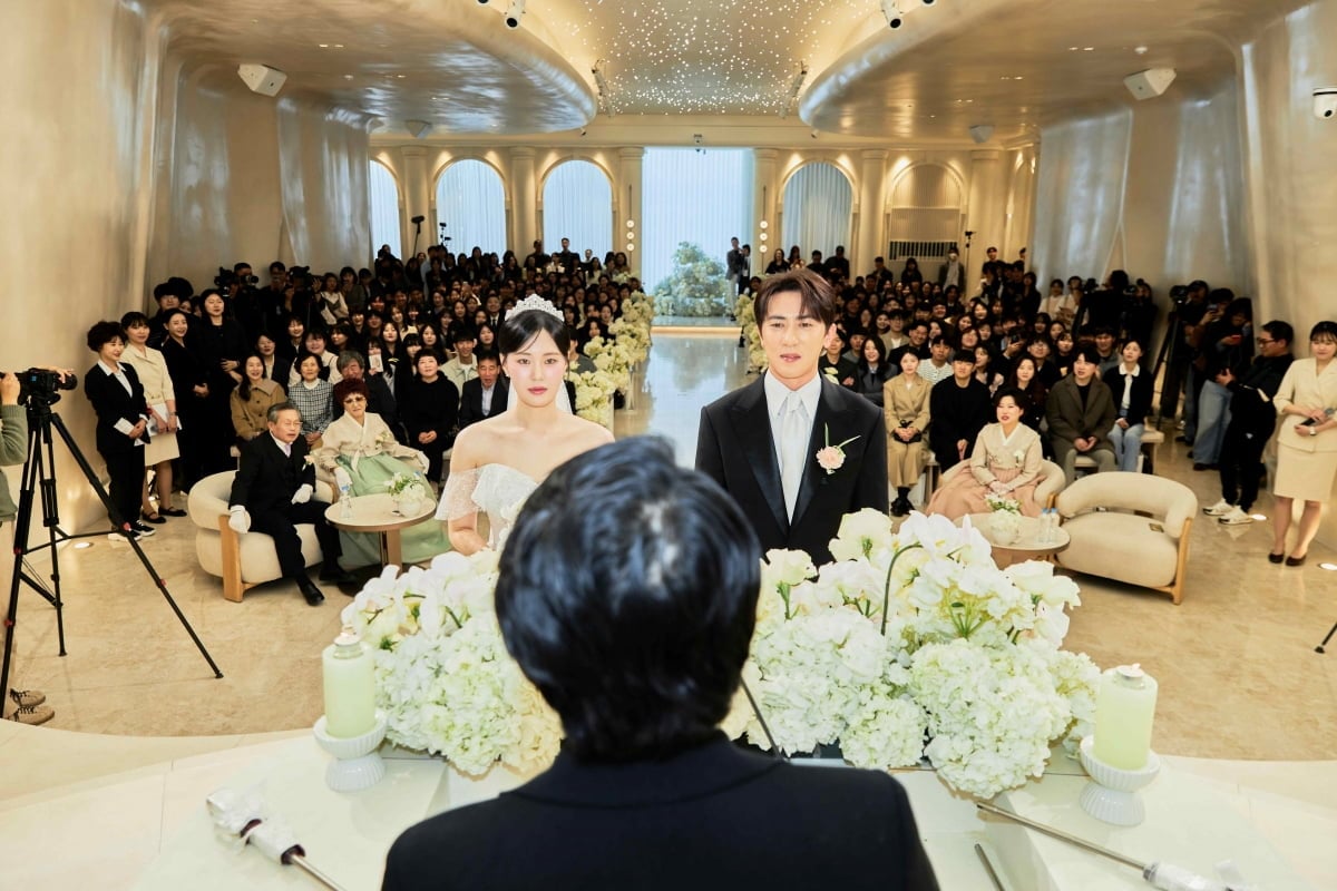 유튜브 채널 ‘숏박스’의 인기 코너 ‘장기연애’ 시리즈 팀이 만우절 기념 결혼 이벤트를 성황리에 마무리했다. / 사진제공: 메타코미디