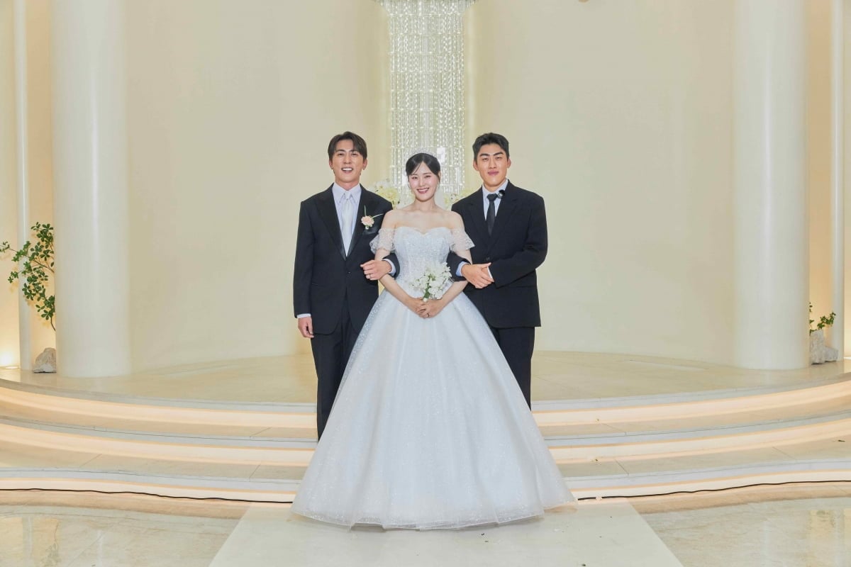 유튜브 채널 ‘숏박스’의 인기 코너 ‘장기연애’ 시리즈 팀이 만우절 기념 결혼 이벤트를 성황리에 마무리했다. / 사진제공: 메타코미디