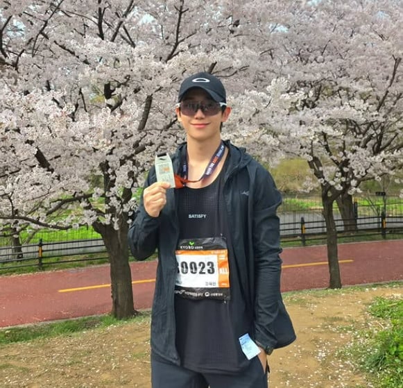 배우 정해인이 마라톤에 참가해 기념 촬영을 하고 있는 모습. / 사진=정해인 SNS