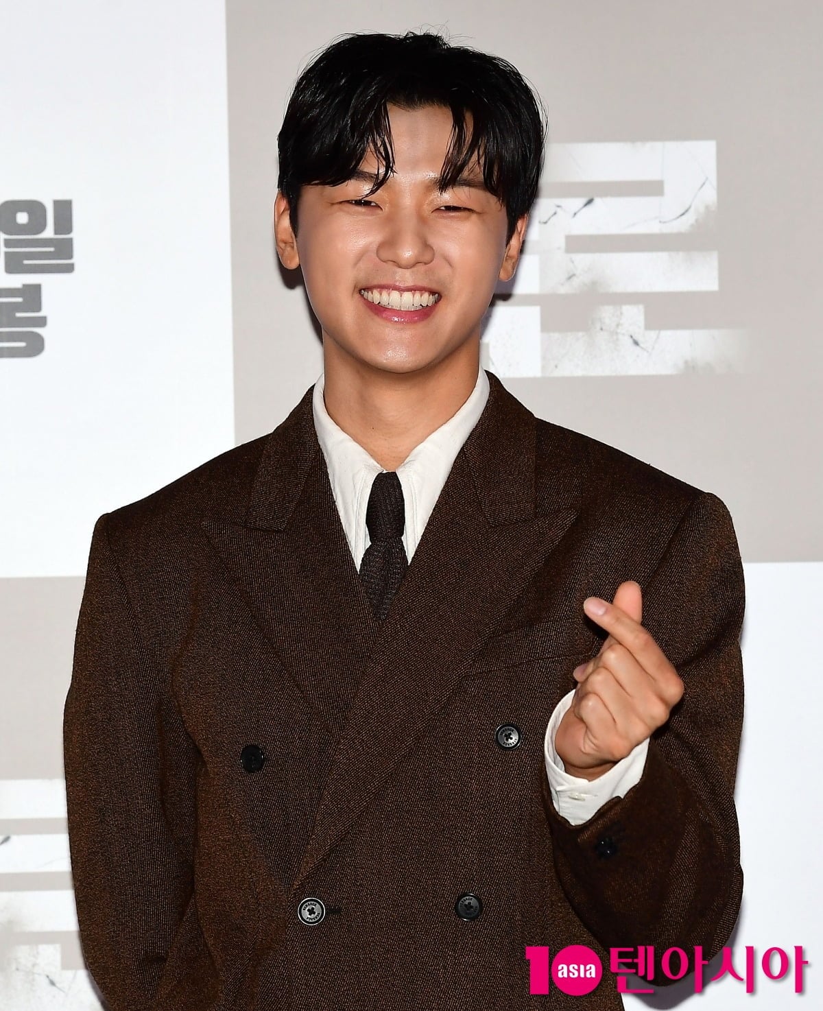 강민혁이 공식 석상에 참석해 환하게 웃고 있다./사진=텐아시아DB