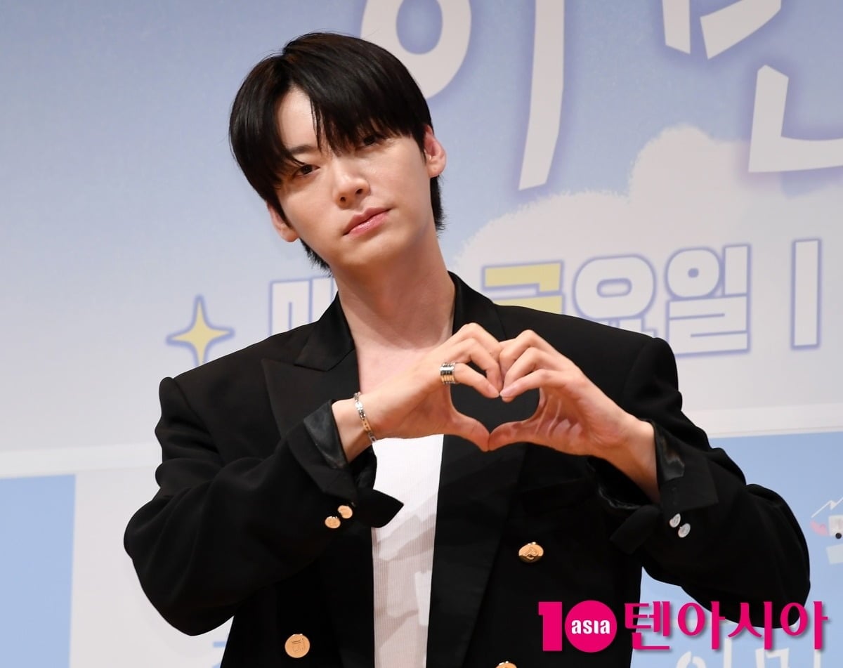 배우 안재현이 포즈를 취하고 있다 / 사진=텐아시아 DB