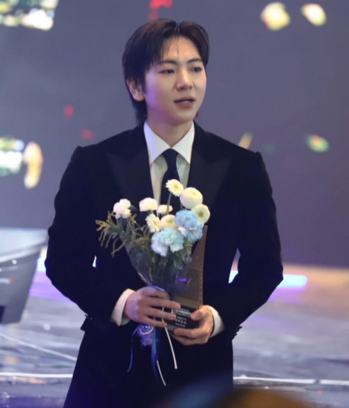 배우 이주승이 수상 후 트로피를 받으며 벅찬 표정을 짓고 있다. / 사진=이주승 SNS