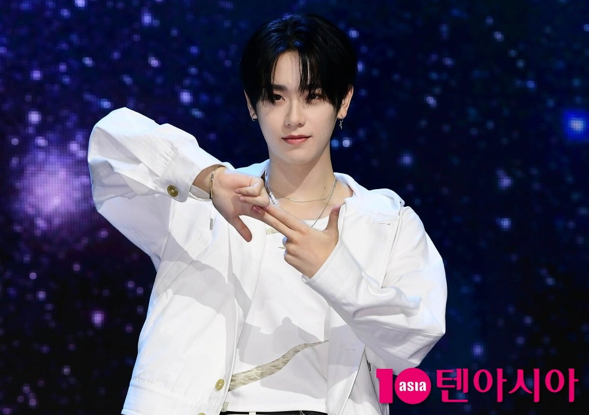 금동현이 무대 위에서 매력을 자랑하고 있다./사진=텐아시아DB