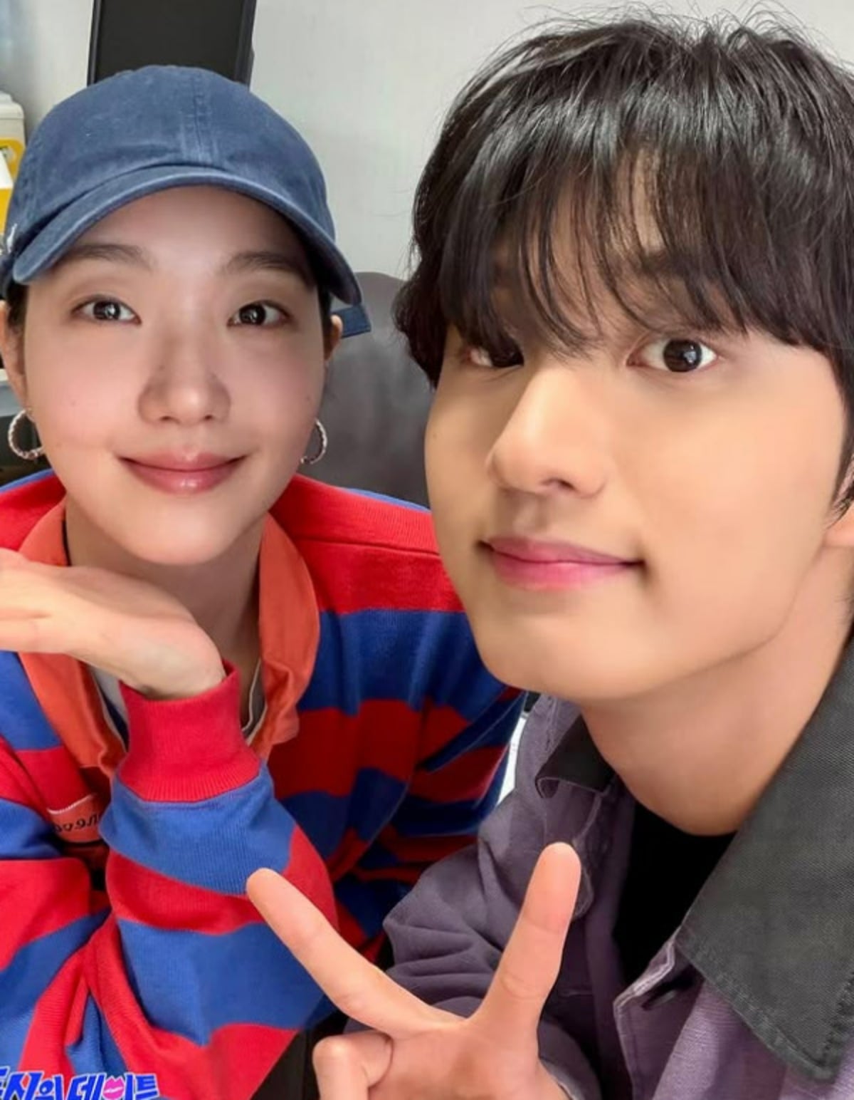 '유미의 세포들' 주연 배우 김고은과 김재원이 다정한 포즈를 취하고 있다. / 사진=MBC '두시의 데이트' 공식 SNS