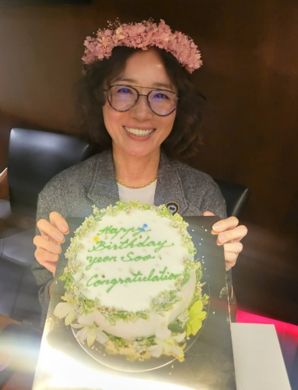 배우 오연수가 생일 케이크 앞에서 환한 미소를 짓고 있다. / 사진=오연수 SNS