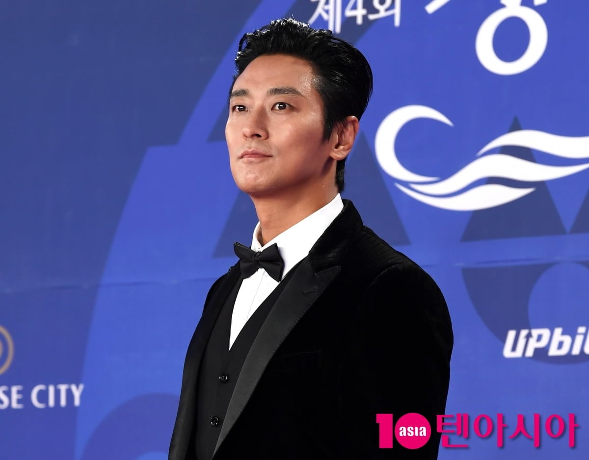 배우 주지훈이 포즈를 취하고 있다 / 사진=텐아시아 DB