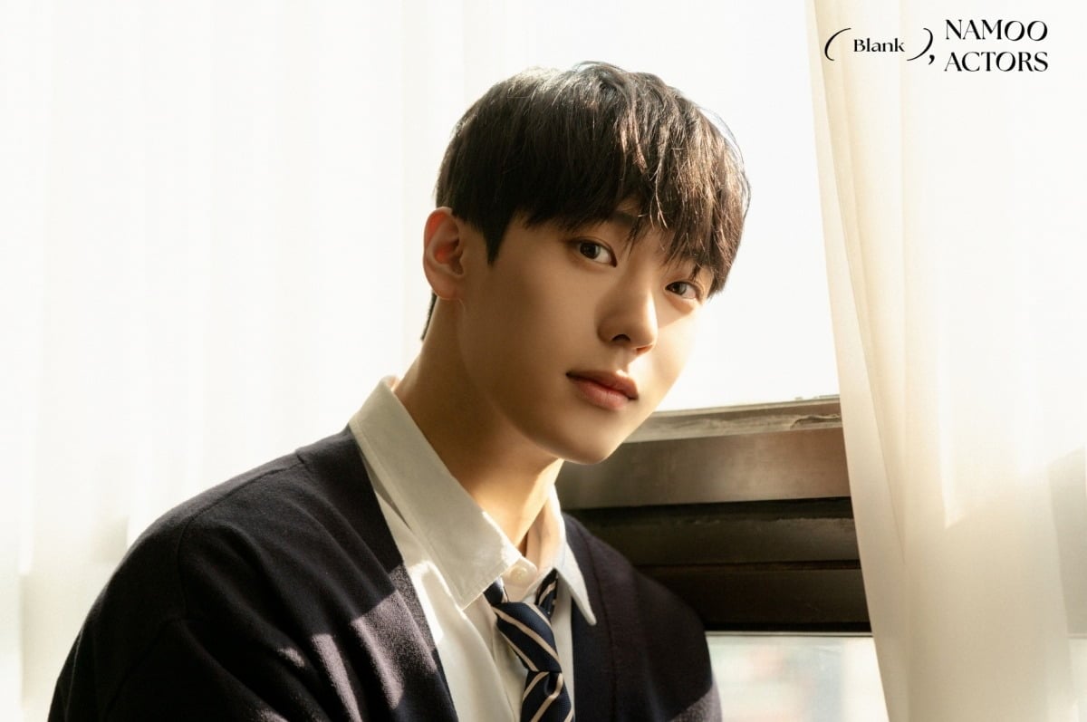 한태하가 데뷔 후 첫 화보를 통해 본연의 매력을 선보였다./사진제공=나무엑터스