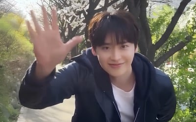 ♥아이유는 어디가고…이종석, 실제로 벚꽃 아래서 보면 이런 비주얼