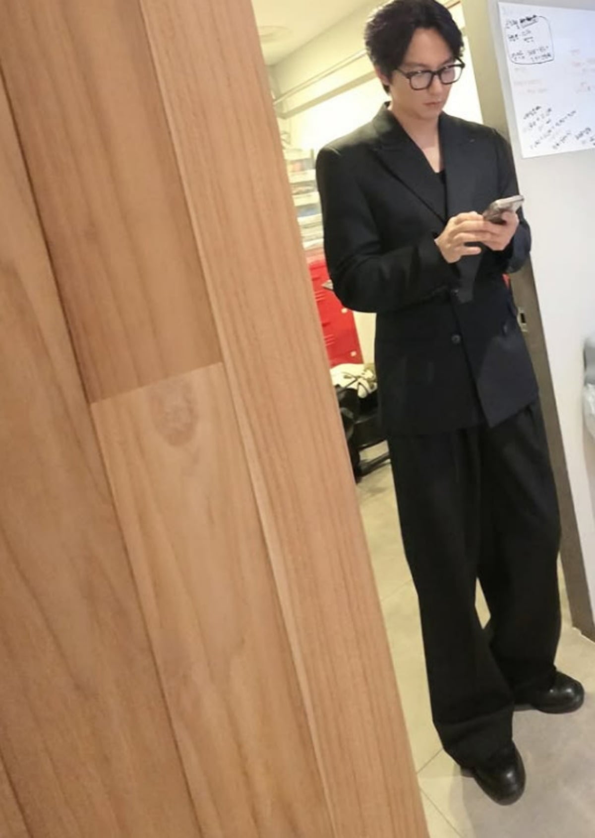 배우 김남길이 훤칠한 키를 보여주고 있다. / 사진=김남길 SNS