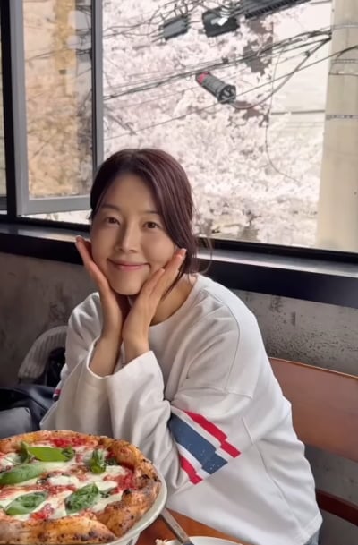 한지혜, ♥6살 연상 검사랑 즐겼나…벚꽃 아래서 나폴리 피자 먹방