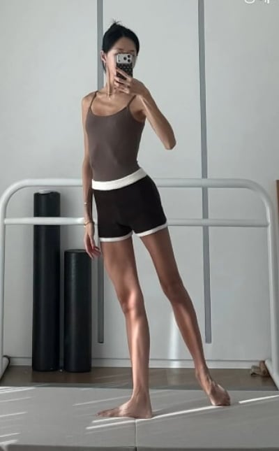 발가락 접힌 엄태웅 아내, 노브라에 적나라한 갈비뼈…"샤갈이 절로 나와"