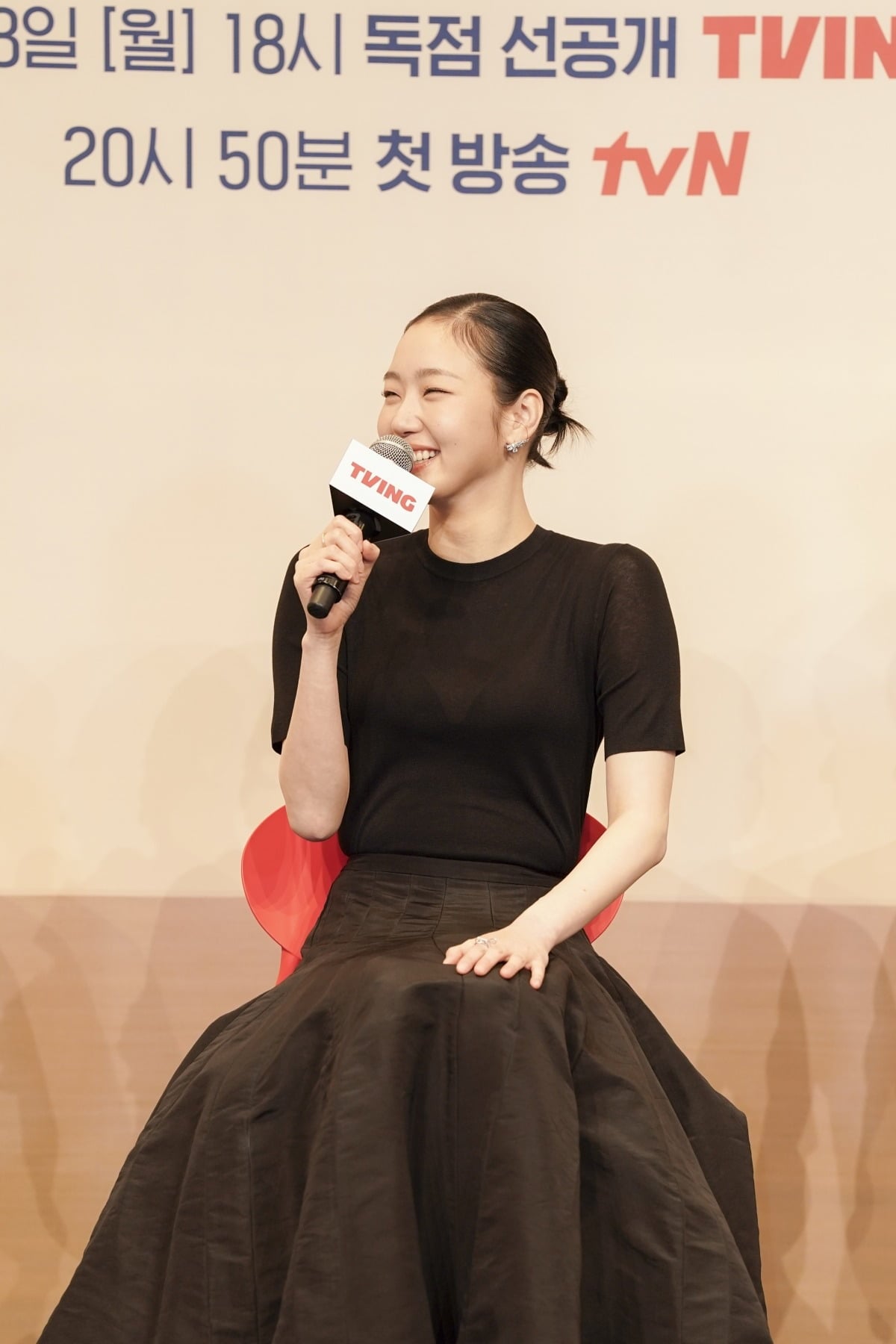 1991년생 김고은이 2001년생 김재원과 로맨스 호흡을 맞춘 소감을 밝혔다./사진제공=티빙