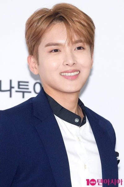 눈 앞에서 팬 추락…슈퍼주니어 려욱, 사고 발생 이틀 만에 입 열었다