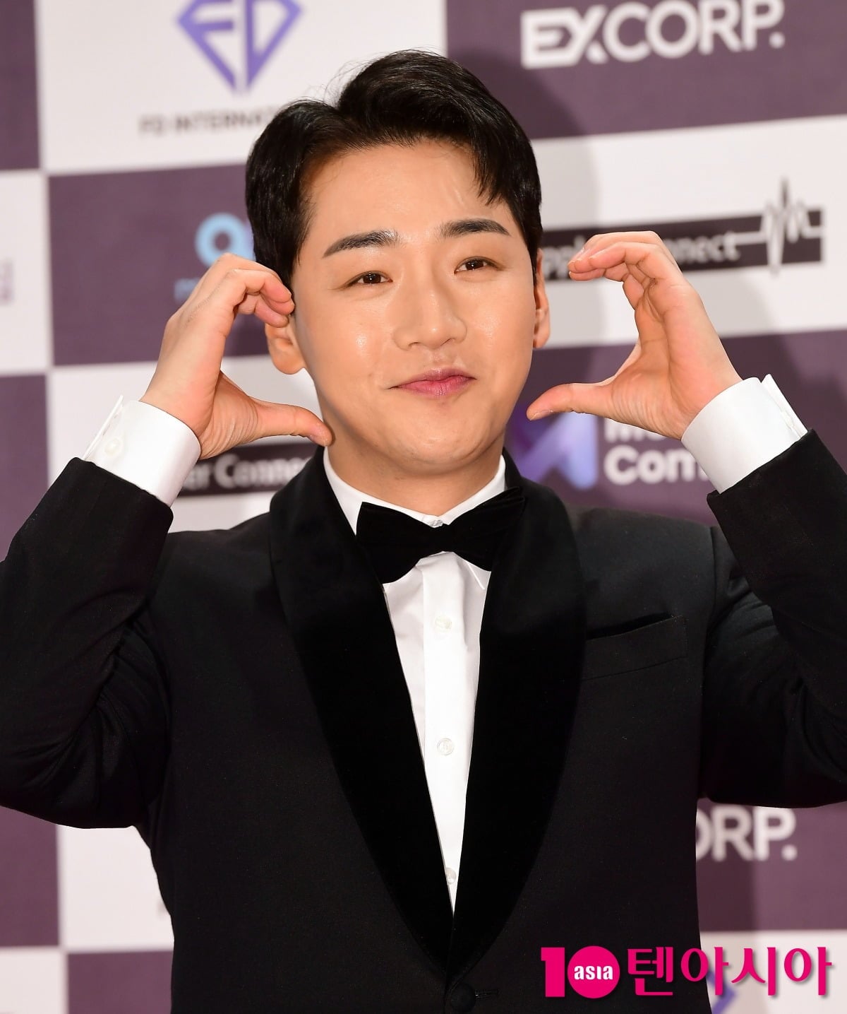 박군이 공식 행사장에서 포즈를 취하고 있다./사진=텐아시아DB