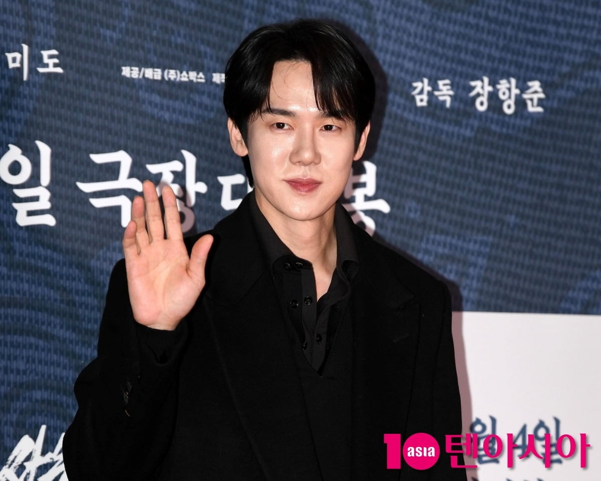 유연석이 공식 석상에서 포즈를 취하고 있다./사진=텐아시아DB