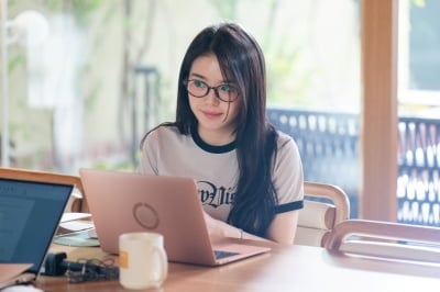 '조재현 딸' 조혜정, 깜짝 소식 전했다…김고은 보조작가로 배우 데뷔 13년 차에 활약 ('윰세')