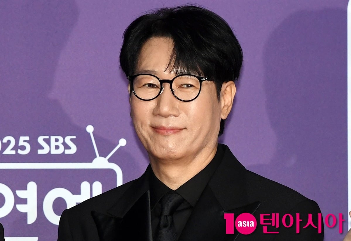 방송인 지석진이 포즈를 취하고 있다 / 사진=텐아시아 DB
