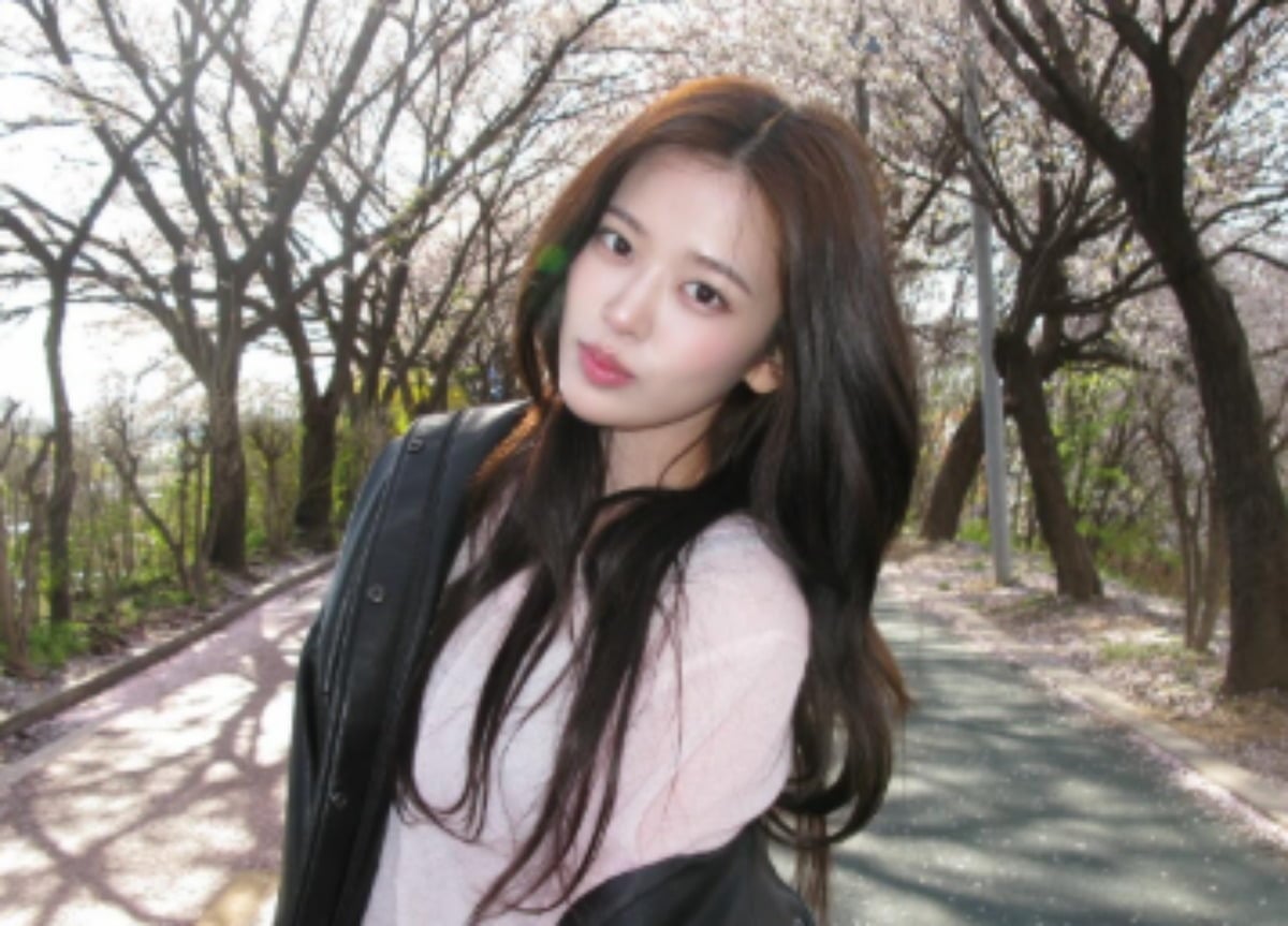 그룹 아이브(IVE)의 리더 안유진이 그의 모친이 찍어준 '여친짤'을 가득 공개했다. 
사진=그룹 아이브(IVE) 안유진 SNS