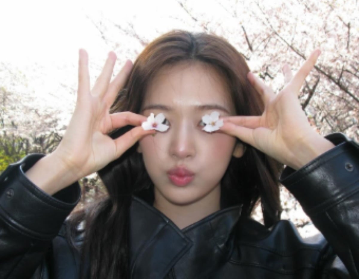 그룹 아이브(IVE)의 리더 안유진이 그의 모친이 찍어준 '여친짤'을 가득 공개했다. 
사진=그룹 아이브(IVE) 안유진 SNS