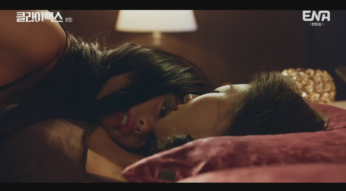 '클라이맥스'에서 베드신을 선보인 하지원과 나나 / 사진='클라이맥스' 방송화면 캡처