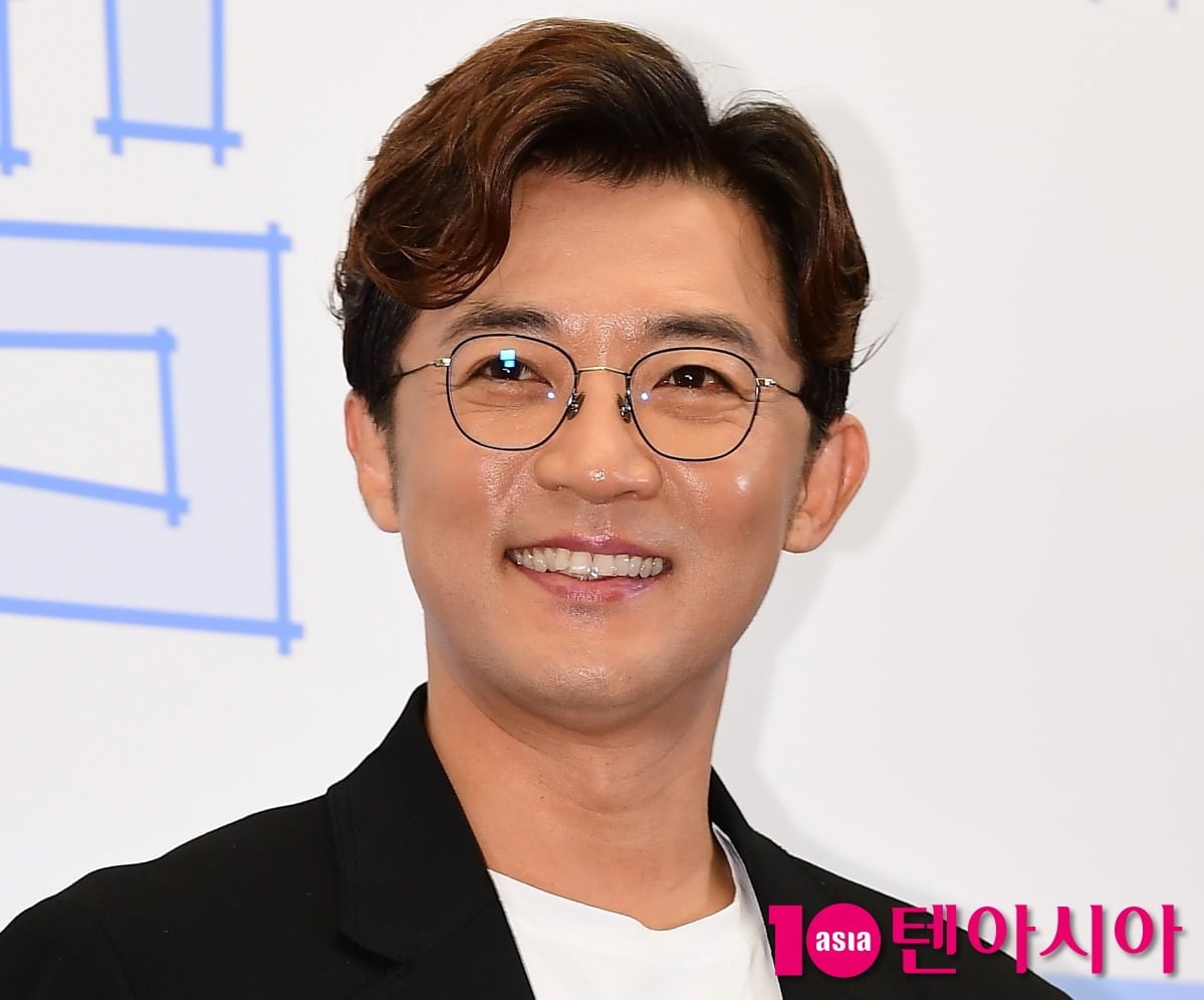 배우 안재욱이 미소를 짓고 있다 / 사진=텐아시아 DB