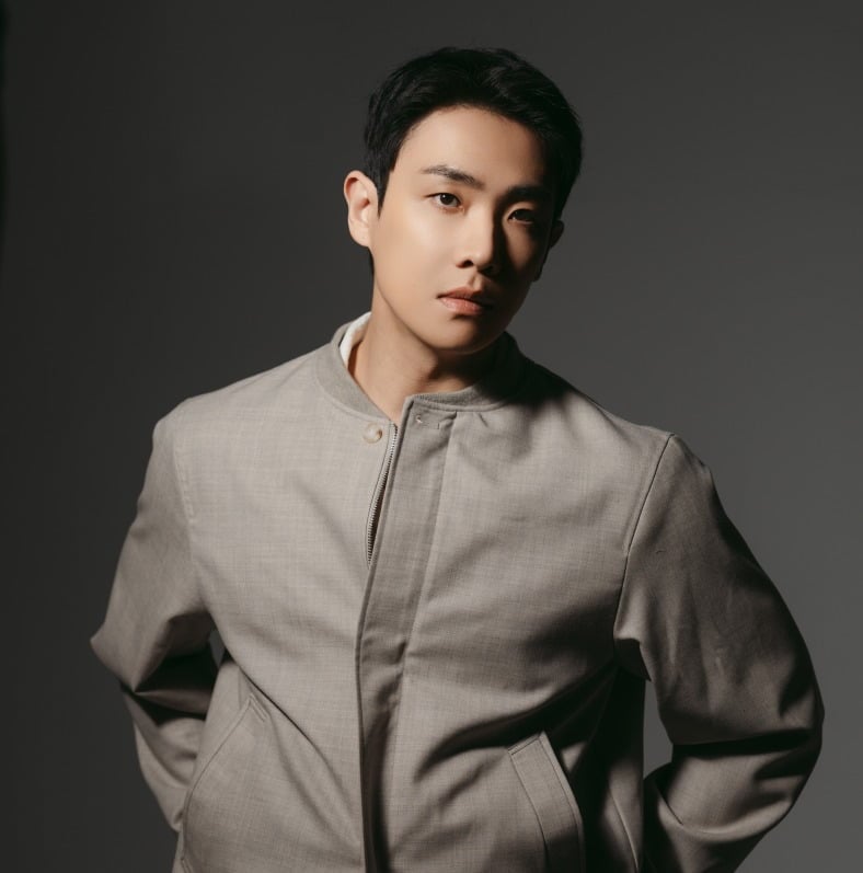 이준이 광고 촬영 비하인드 컷에서 짙은 무드를 자랑했다./사진제공=프레인TPC