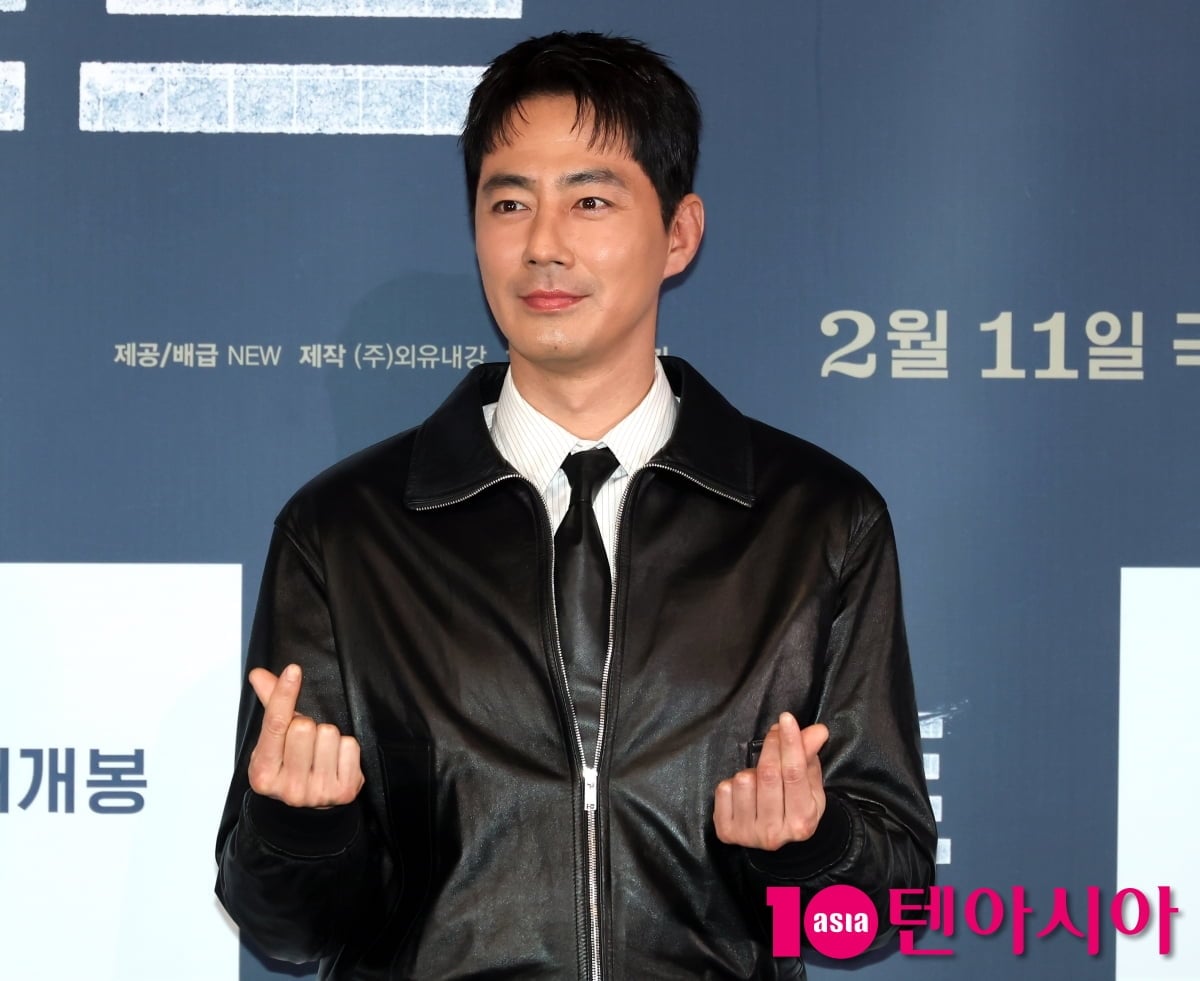 배우 조인성이 포즈를 취하고 있다 / 사진=텐아시아 DB