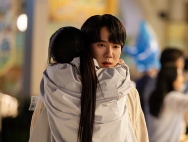 유연석, ♥이솜과 밀착 스킨십 포착됐다…"몸 빌려 교감" 애틋한 포옹까지 ('신이랑')