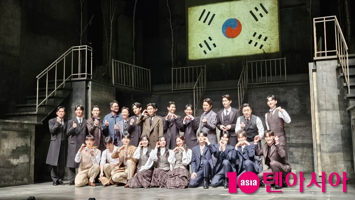 뮤지컬 '헤이그' 팀이 취재진을 향해 화이팅을 외치고 있다. / 사진=정다연 기자