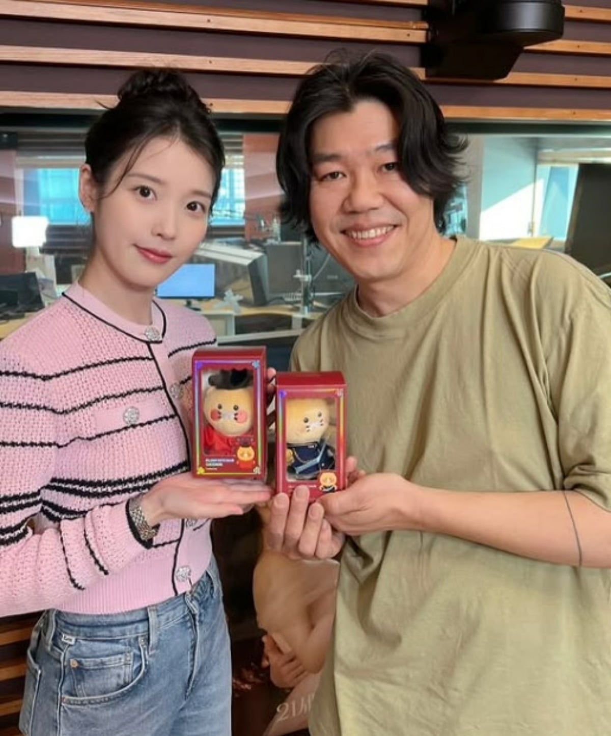 가수 겸 배우 아이유아 싱어송라이터 이상순이 다정한 포즈를 취하고 있다. / 사진=MBC '완벽한 하루' SNS