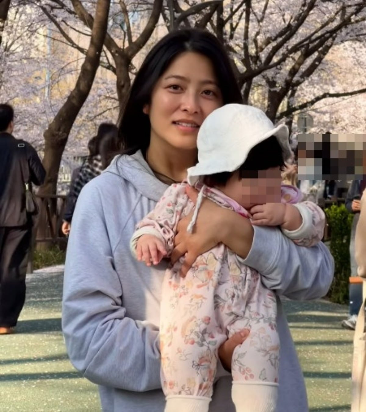 배우 박세영이 민낯으로 딸과 나들이에 나섰다. / 사진=곽정욱 SNS