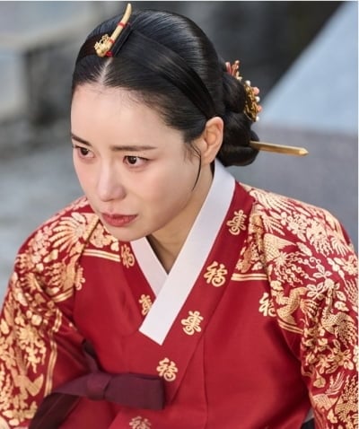 임지연, '18살 연상' 이정재와 ♥핑크빛 호흡 굴욕 씻는다…연하 남배우와 로맨스 ('신세계")