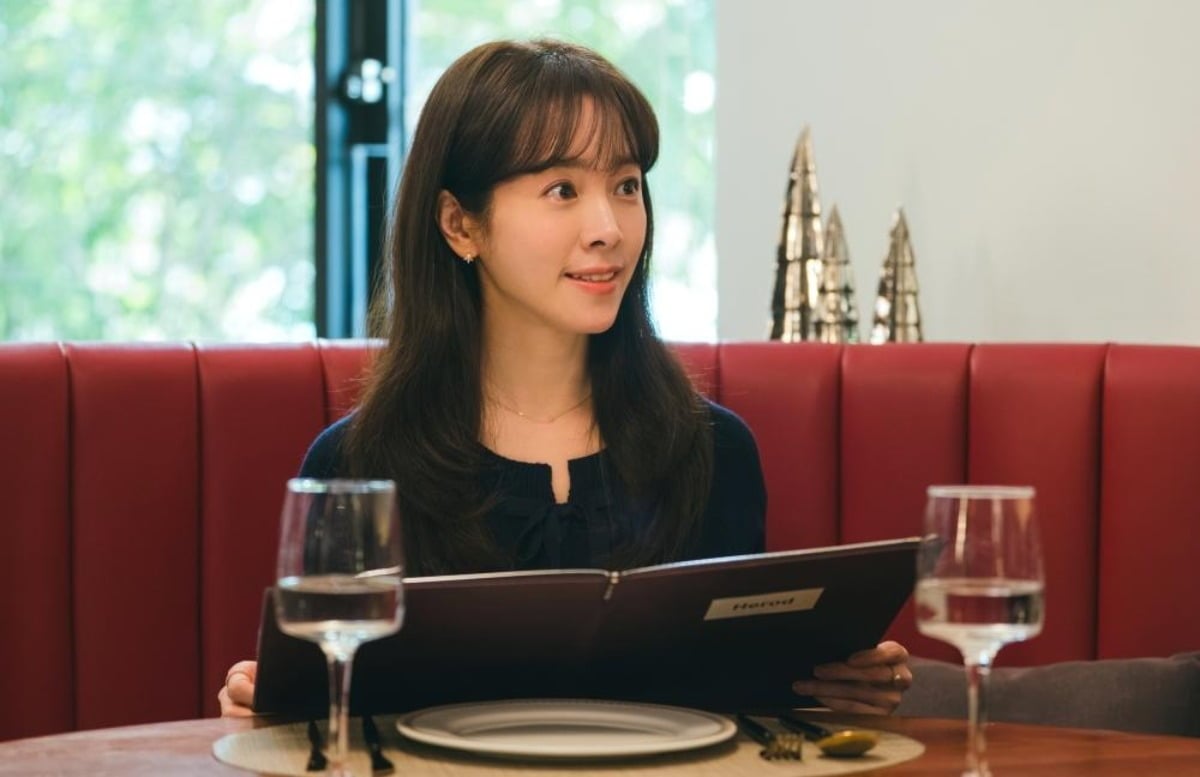 '미혼남녀의 효율적 만남'에서 한지민이 소개팅을 나간 모습. / 사진제공=SLL