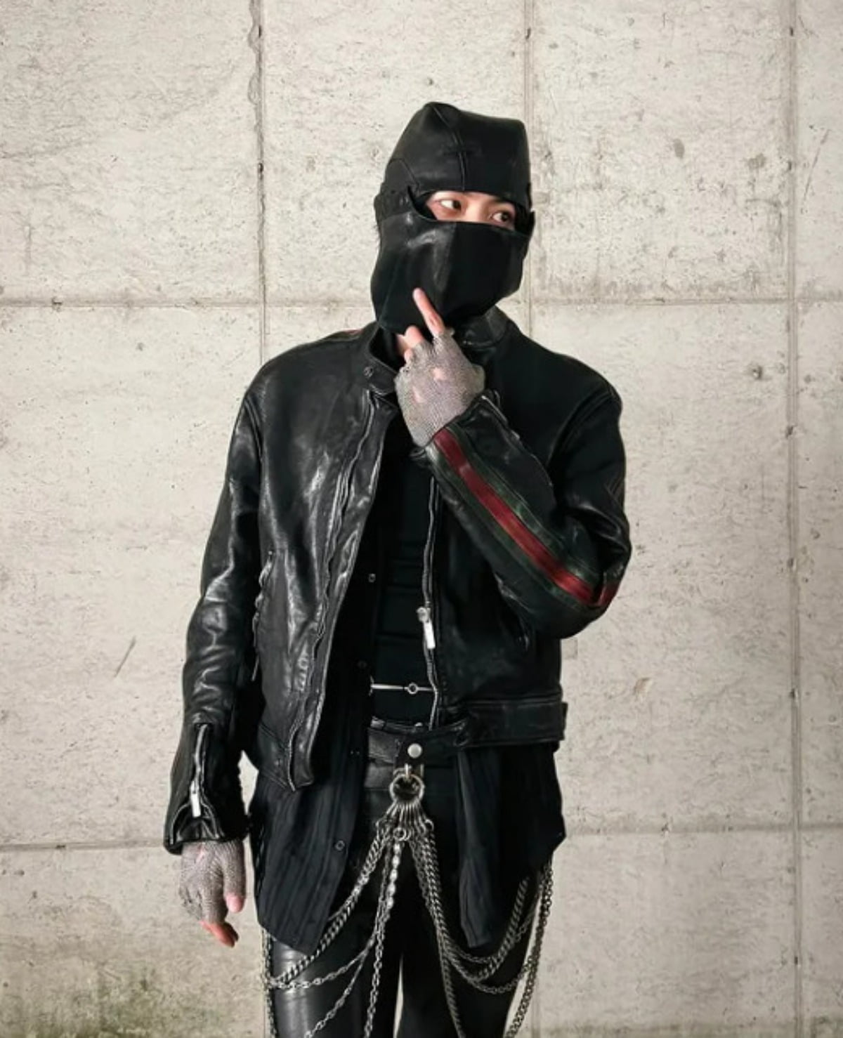 그룹 방탄소년단 멤버 진이 두 눈만 보인 채 포즈를 취하고 있다. / 사진=진 SNS