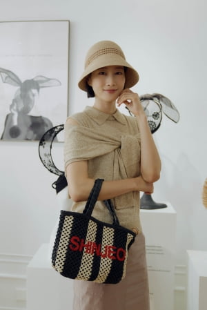 이현이, 신저 2026 S/S 컬렉션 프리뷰 방문…선바이저·버킷햇 스타일링 눈길