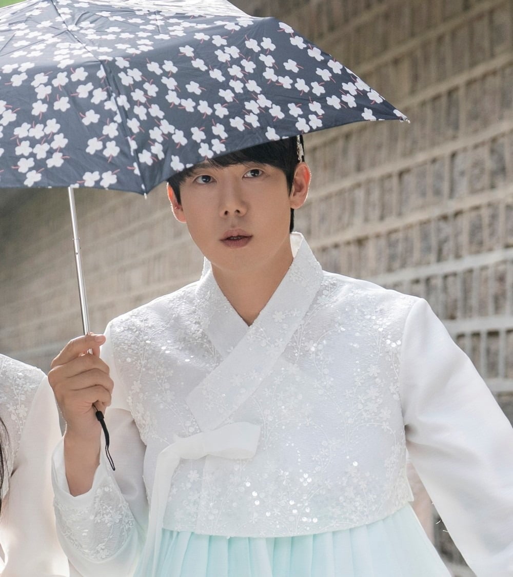 '신이랑 법률사무소'에서 여장에 나선 배우 유연석 / 사진제공=킹콩by스타쉽