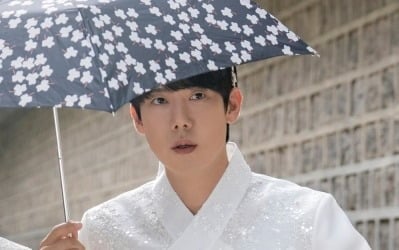 유연석, 이렇게까지 망가지다니…치마 입고 여장 도전했다 '신이랑' 흥행 이끈 열연