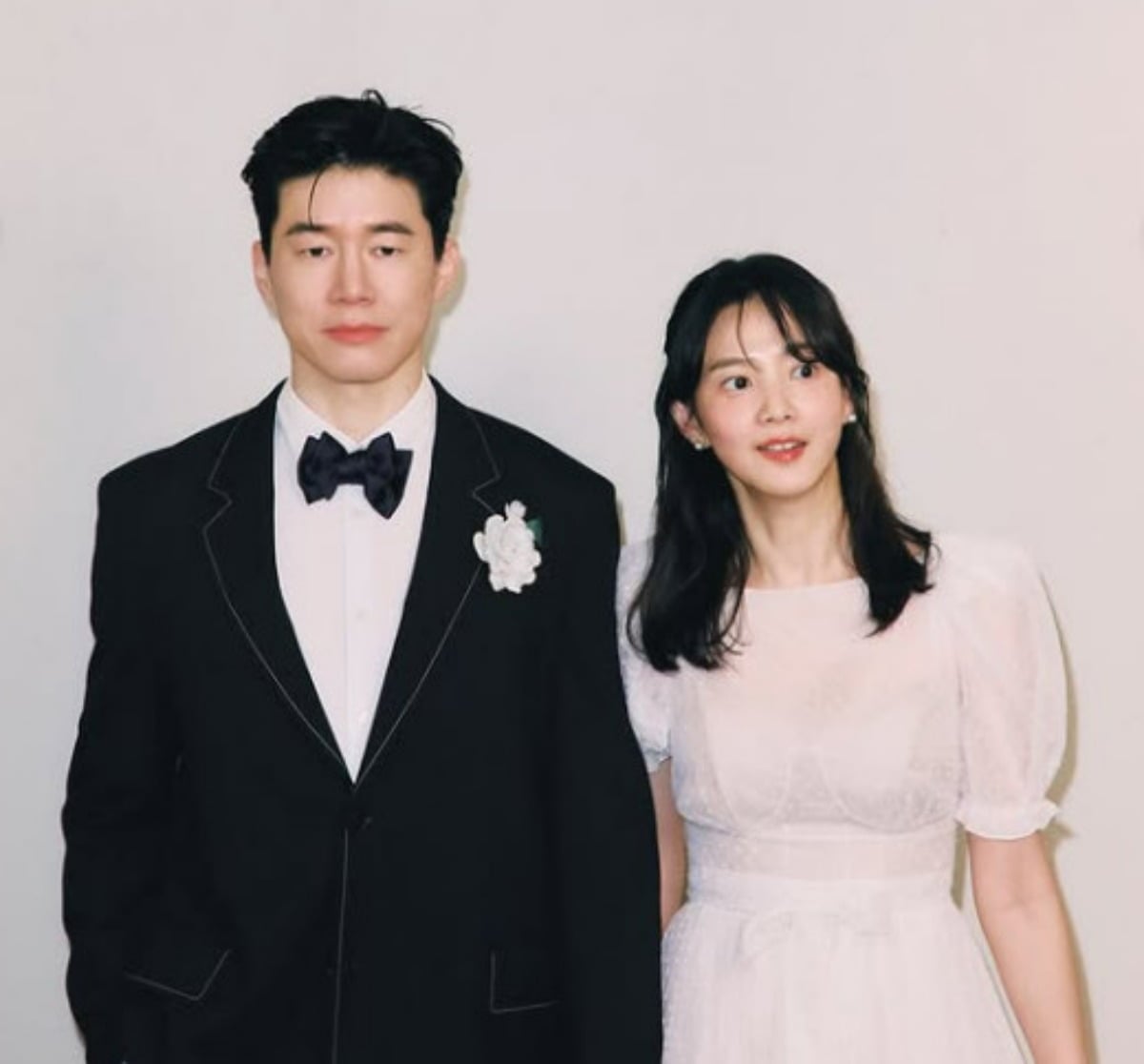 배우 김무열과 윤승아가 결혼 11주년을 맞아 리마인드 웨딩 촬영을 진행했다. / 사진=윤승아 SNS