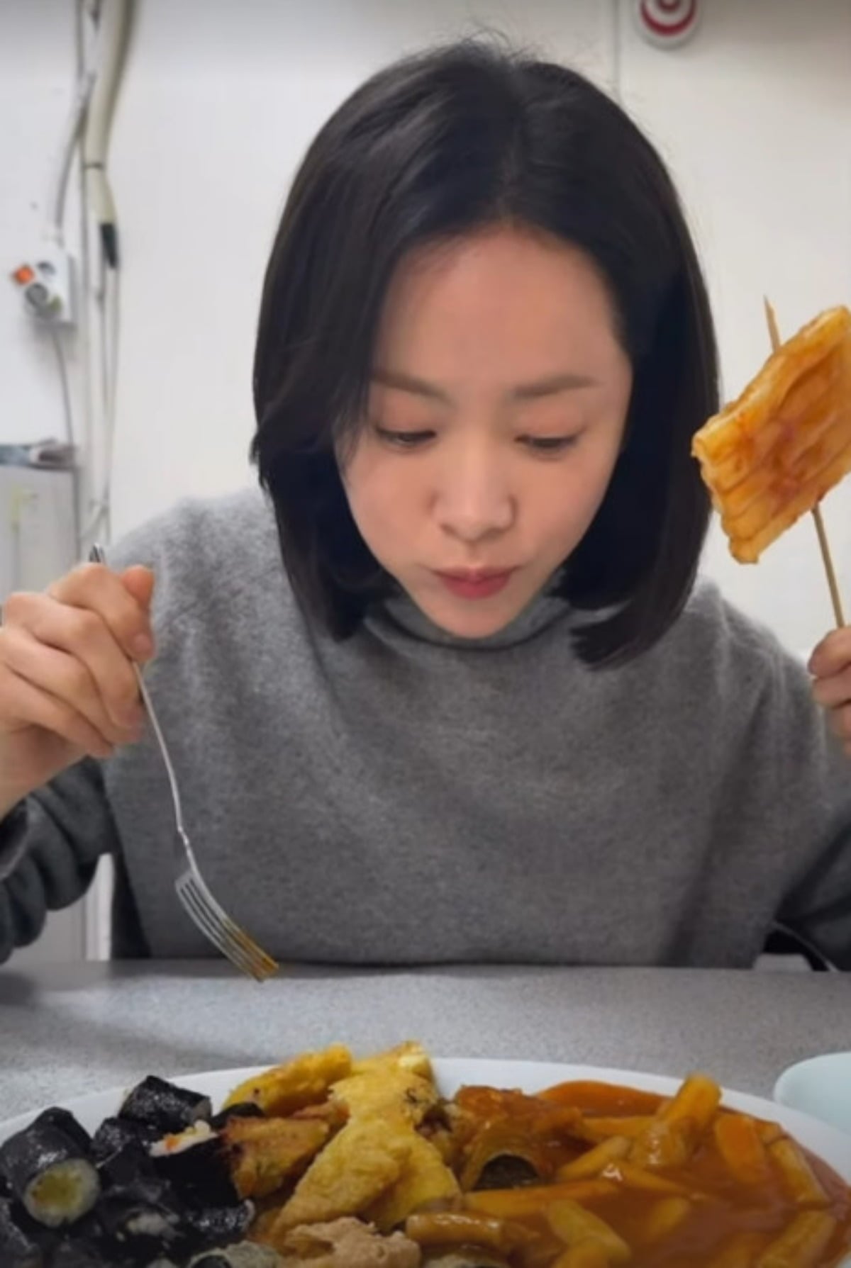 배우 한지민이 분식집에서 폭풍 먹방을 선보이고 있다. / 사진=한지민 SNS